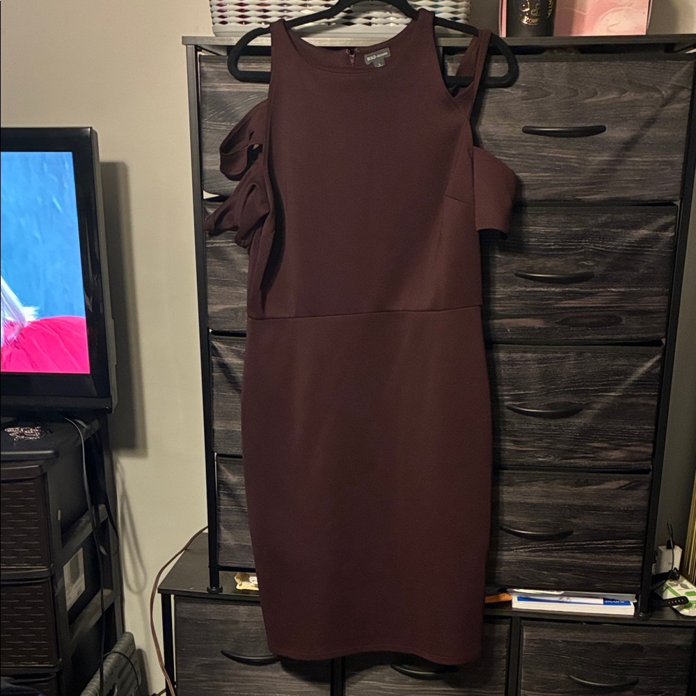 BOLD elements Peep Shoulder Burgundy Dress